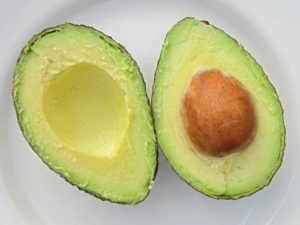 Большая косточка авокадо фото